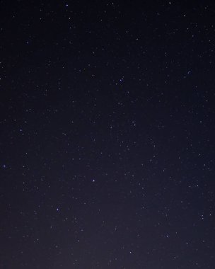 Kuzey yarımkürenin yıldızlı gökyüzü. Çeşitli kozmik cisimler ve takımyıldızları. Yıldızlar küçük parlak ışıklar gibidir. Masaüstü, ekran koruyucu üzerinde boşluk.