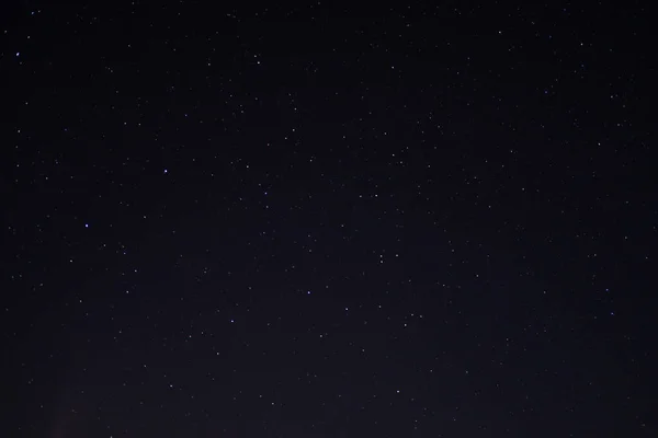 北半球の夜空 様々な宇宙の天体や星座 星は小さな明るい光のようです デスクトップ上のスペースの背景 スクリーンセーバー — ストック写真