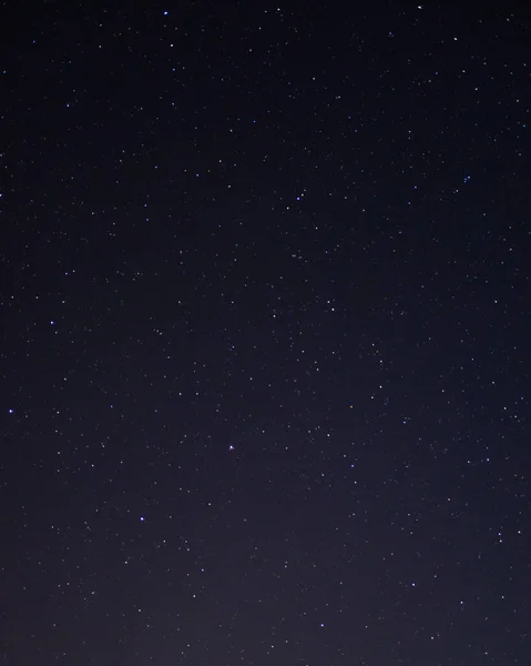 北半球の夜空 様々な宇宙の天体や星座 星は小さな明るい光のようです デスクトップ上のスペースの背景 スクリーンセーバー — ストック写真
