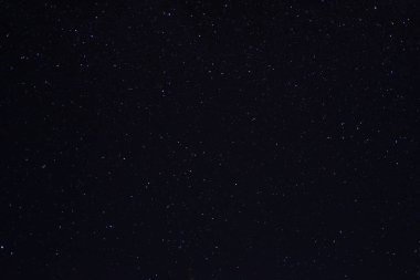 Kuzey yarımkürenin yıldızlı gökyüzü. Çeşitli kozmik cisimler ve takımyıldızları. Yıldızlar küçük parlak ışıklar gibidir. Masaüstü, ekran koruyucu üzerinde boşluk.