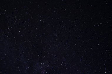 Kuzey yarımkürenin yıldızlı gökyüzü. Çeşitli kozmik cisimler ve takımyıldızları. Yıldızlar küçük parlak ışıklar gibidir. Masaüstü, ekran koruyucu üzerinde boşluk.