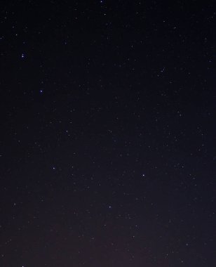 Kuzey yarımkürenin yıldızlı gökyüzü. Çeşitli kozmik cisimler ve takımyıldızları. Yıldızlar küçük parlak ışıklar gibidir. Masaüstü, ekran koruyucu üzerinde boşluk.