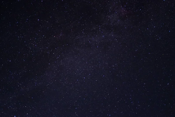 Dünya 'nın kuzey yarımküresinden Samanyolu' nun görüntüsü. Güzel, parlak, yıldızlı gökyüzü. Kara gece gökyüzünde birçok farklı takımyıldız. Galaksi ve kozmik cisimler.