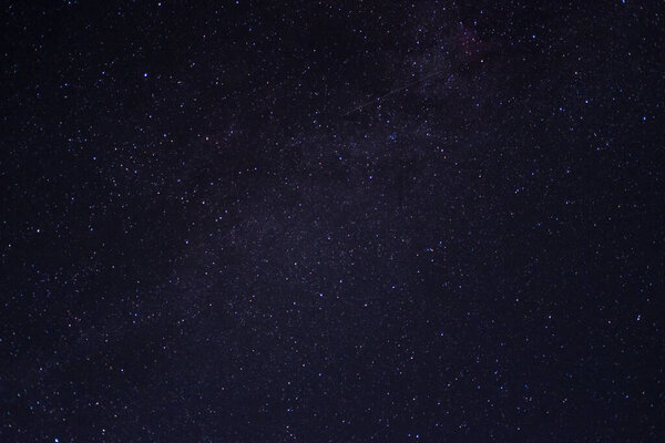Вид на Млечный Путь из Северного полушария планеты Земля. Прекрасное яркое ночное звездное небо. Много различных созвездий в черном ночном небе. Галактика и космические тела.