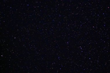 Kuzey yarımkürenin yıldızlı gökyüzü. Çeşitli kozmik cisimler ve takımyıldızları. Yıldızlar küçük parlak ışıklar gibidir. Masaüstü, ekran koruyucu üzerinde boşluk.