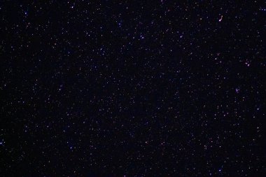 Kuzey yarımkürenin yıldızlı gökyüzü. Çeşitli kozmik cisimler ve takımyıldızları. Yıldızlar küçük parlak ışıklar gibidir. Masaüstü, ekran koruyucu üzerinde boşluk.