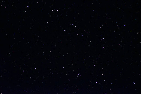 Ночное звездное небо Северного полушария. Различные космические тела и созвездия. Звезды как маленькие яркие огни. Космический фон на рабочем столе, скриншот.