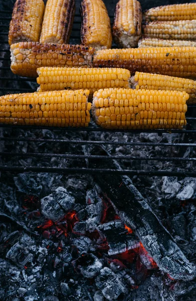 Kukurydza usmażona na ogniu. Gorący grill kukurydziany. Zdrowe jedzenie dla wegan. Ucho kukurydzy. — Zdjęcie stockowe
