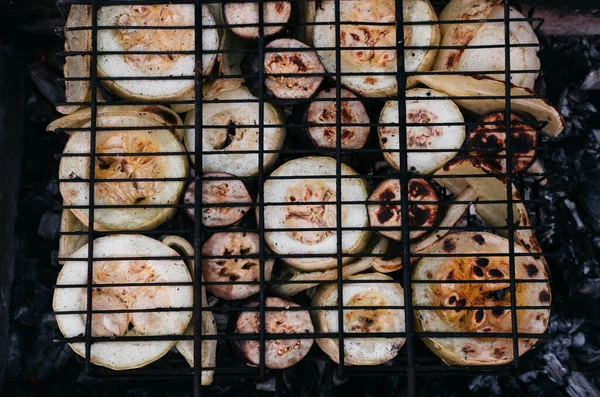 Zucchini, eggplant and sweet bell pepper on the fire. Grilled vegetables, vegetable kebab. Delicious and healthy food for vegans. — Stock Photo, Image