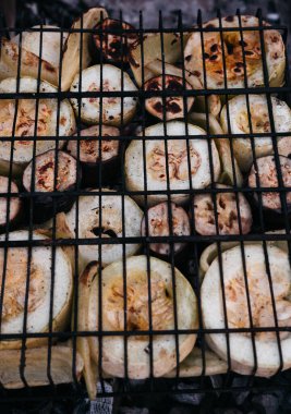 Kabak, patlıcan ve ateşte tatlı dolma biber. Izgara sebze, sebze kebabı. Vejetaryenler için lezzetli ve sağlıklı yiyecekler..