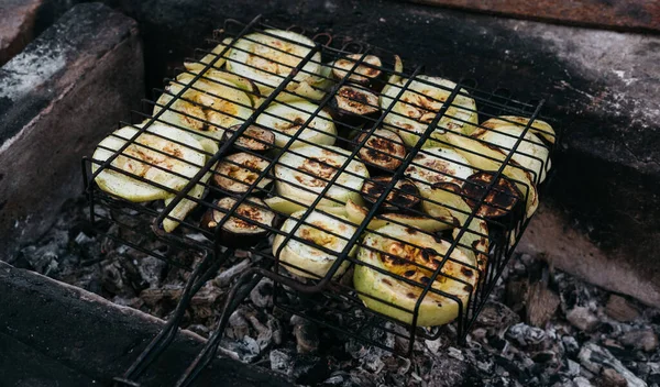 Zucchini, eggplant and sweet bell pepper on the fire. Grilled vegetables, vegetable kebab. Delicious and healthy food for vegans. — Stock Photo, Image