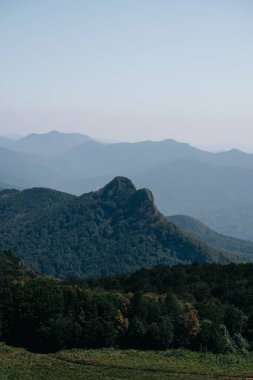 Ulusal Park 'taki güzel kayalık dağlar. İki başlı kayalık dağın panoramik manzarası. Rusya 'daki Kafkasya doğa rezervlerinin dağları ve manzaraları.