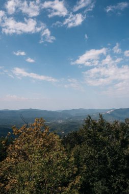 Ulusal Park 'taki güzel kayalık dağlar. Rusya 'nın doğası. Dağın tepesinden ormana, vadiye ve diğer dağlara kadar panoramik yaz manzarası.