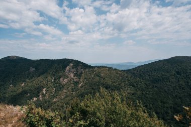 Ulusal Park 'taki güzel kayalık dağlar. Rusya 'nın doğası. Dağın tepesinden ormana, vadiye ve diğer dağlara kadar panoramik yaz manzarası.