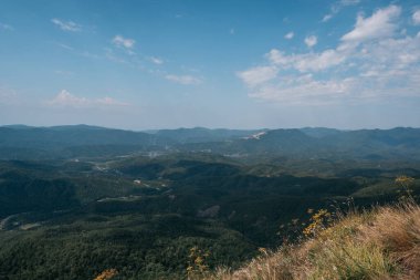 Ulusal Park 'taki güzel kayalık dağlar. Rusya 'nın doğası. Dağın tepesinden ormana, vadiye ve diğer dağlara kadar panoramik yaz manzarası.