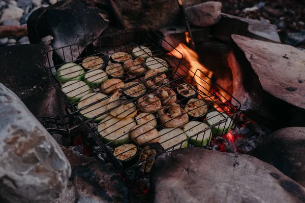 Uma Variedade Legumes Cogumelos Grelhados Sobre Fogo Uma Grelha Churrasco — Fotografia de Stock