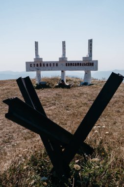 10-08-2020 Rusya, Tuapse. 2. Dünya Savaşı 'nda askeri muharebelerin yapıldığı yerde anıt kompleksi. Semashko Dağı 'nın tepesindeki Krasnodar bölgesindeki Tuapse, Krasnodar kahramanlarının anıtı..