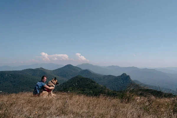 Genç bir gezgin kız, Alman çoban köpeğiyle bir dağın tepesinde oturuyor. Köpek gezgini en iyi arkadaşıyla dağlara gider ve doğanın ve güzel manzaranın tadını çıkarır..