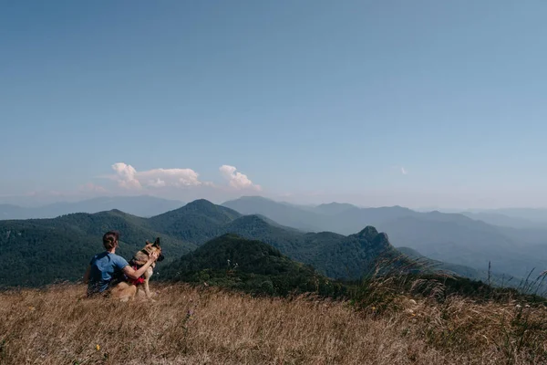 Genç bir gezgin kız, Alman çoban köpeğiyle bir dağın tepesinde oturuyor. Köpek gezgini en iyi arkadaşıyla dağlara gider ve doğanın ve güzel manzaranın tadını çıkarır..