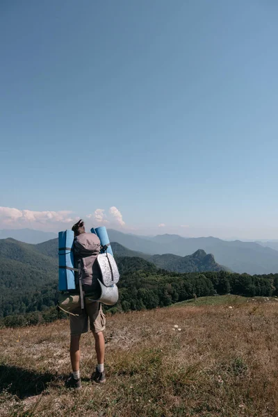 Een Jonge Mannelijke Reiziger Reist Door Bergen Met Een Grote — Stockfoto