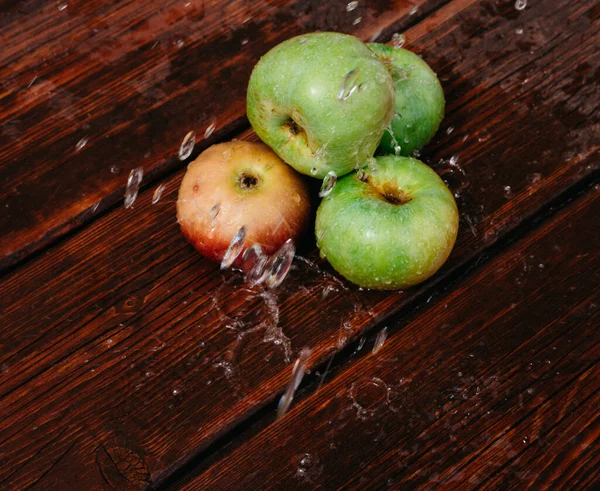 Red Green Apples Lie Mahogany Wooden Kitchen Table Water Drips — Stock Photo, Image
