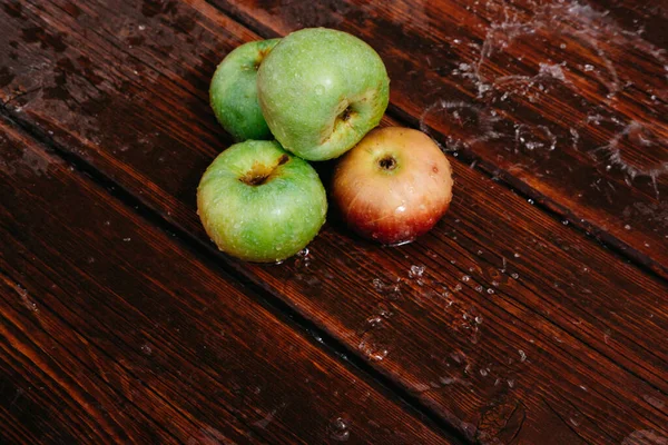 Red Green Apples Lie Mahogany Wooden Kitchen Table Water Drips — Stock Photo, Image