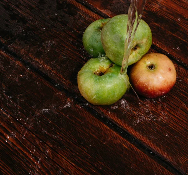 Manzanas Rojas Verdes Encuentran Mesa Cocina Madera Caoba Gotea Agua — Foto de Stock