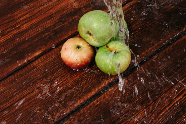 Manzanas Rojas Verdes Encuentran Mesa Cocina Madera Caoba Gotea Agua — Foto de Stock