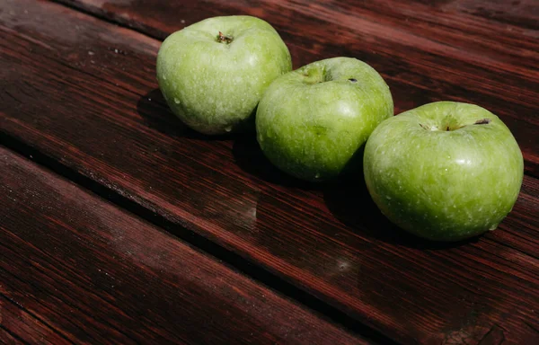 Three Fresh Green Apples Lie Row Wooden Table Textured Mahogany — Stock Photo, Image