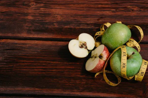 Three Fresh Green Apples Lie Row Wooden Table Wrapped Yellow — Stock Photo, Image