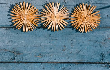 El yapımı Noel ağacı oyuncakları ve kar taneleriyle güzel mavi bir Noel arkaplanı. Ahşap Noel arka planı, üst manzara. Yeni yılın arka planında metin için yer.