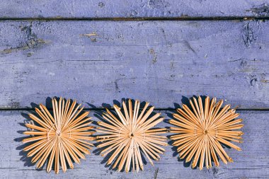 Güzel leylak rengi Noel arkaplanı, el yapımı Noel ağacı oyuncakları ve kar taneleri. Ahşap Noel arka planı, üst manzara. Yeni yılın arka planında metin için yer.