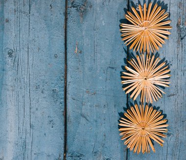 El yapımı Noel ağacı oyuncakları ve kar taneleriyle güzel mavi bir Noel arkaplanı. Ahşap Noel arka planı, üst manzara. Yeni yılın arka planında metin için yer.