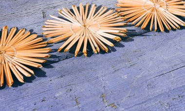 Güzel leylak rengi Noel arkaplanı, el yapımı Noel ağacı oyuncakları ve kar taneleri. Ahşap Noel arka planı, üst manzara. Yeni yılın arka planında metin için yer.