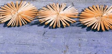 Güzel leylak Noel afişi, el yapımı saman ağacı oyuncakları kar taneleri. Ahşap Noel arka planı, üst manzara. Yeni yılın arka planında metin için yer.