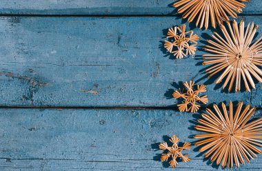 El yapımı Noel ağacı oyuncakları ve kar taneleriyle güzel mavi bir Noel arkaplanı. Ahşap Noel arka planı, üst manzara. Yeni yılın arka planında metin için yer.