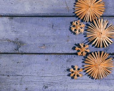 Güzel leylak rengi Noel arkaplanı, el yapımı Noel ağacı oyuncakları ve kar taneleri. Ahşap Noel arka planı, üst manzara. Yeni yılın arka planında metin için yer.