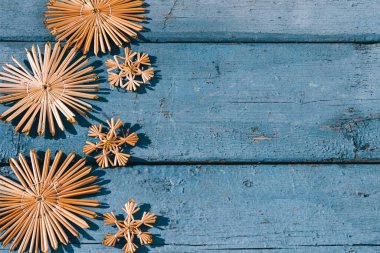 El yapımı Noel ağacı oyuncakları ve kar taneleriyle güzel mavi bir Noel arkaplanı. Ahşap Noel arka planı, üst manzara. Yeni yılın arka planında metin için yer.