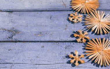 Güzel leylak rengi Noel arkaplanı, el yapımı Noel ağacı oyuncakları ve kar taneleri. Ahşap Noel arka planı, üst manzara. Yeni yılın arka planında metin için yer.