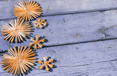 Güzel leylak rengi Noel arkaplanı, el yapımı Noel ağacı oyuncakları ve kar taneleri. Ahşap Noel arka planı, üst manzara. Yeni yılın arka planında metin için yer.