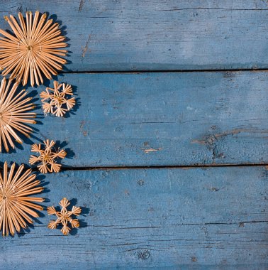 El yapımı Noel ağacı oyuncakları ve kar taneleriyle güzel mavi bir Noel arkaplanı. Ahşap Noel arka planı, üst manzara. Yeni yılın arka planında metin için yer.