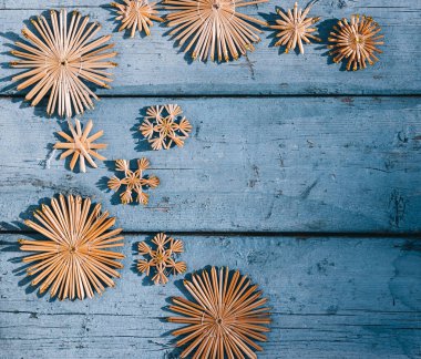 El yapımı Noel ağacı oyuncakları ve kar taneleriyle güzel mavi bir Noel arkaplanı. Ahşap Noel arka planı, üst manzara. Yeni yılın arka planında metin için yer.