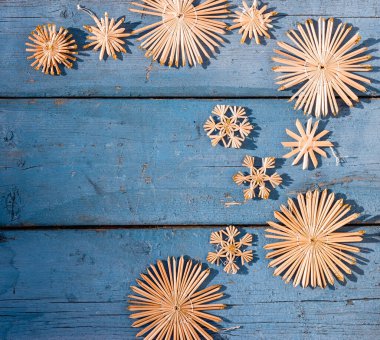 El yapımı Noel ağacı oyuncakları ve kar taneleriyle güzel mavi bir Noel arkaplanı. Ahşap Noel arka planı, üst manzara. Yeni yılın arka planında metin için yer.