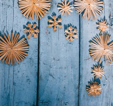 El yapımı Noel ağacı oyuncakları ve kar taneleriyle güzel mavi bir Noel arkaplanı. Ahşap Noel arka planı, üst manzara. Yeni yılın arka planında metin için yer.