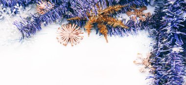 Parlak mor Noel süsleri, yapay yıldızlar, kar taneleri, Noel oyuncakları. Güzel bir Noel arkaplanı ve harf ve tasarım için bir sürü boş alan.