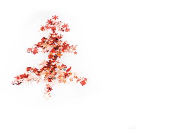 Parlak renkli konfetilerin beyaz arka planında duran bir Noel ağacı figürü. Mutlu yıllar ve mutlu Noeller. Parlak Noel ağacını izole et.