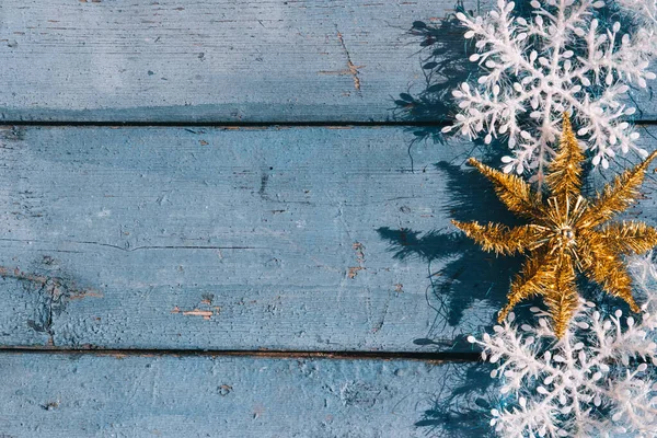 Piękne Niebieskie Boże Narodzenie Poziome Tło Białymi Płatkami Śniegu Złotą — Zdjęcie stockowe