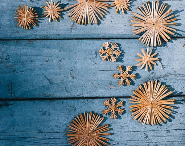 El yapımı Noel ağacı oyuncakları ve kar taneleriyle güzel mavi bir Noel arkaplanı. Ahşap Noel arka planı, üst manzara. Yeni yılın arka planında metin için yer.