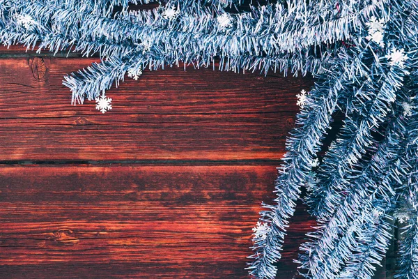 Glänzend Blaues Weihnachtslametta Auf Einem Holztisch Schöner Weihnachtshintergrund Und Viel — Stockfoto