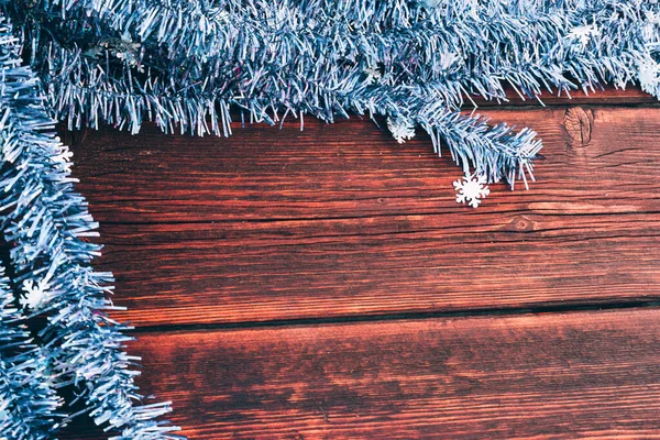 Glänzend Blaues Weihnachtslametta Auf Einem Holztisch Schöner Weihnachtshintergrund Und Viel — Stockfoto